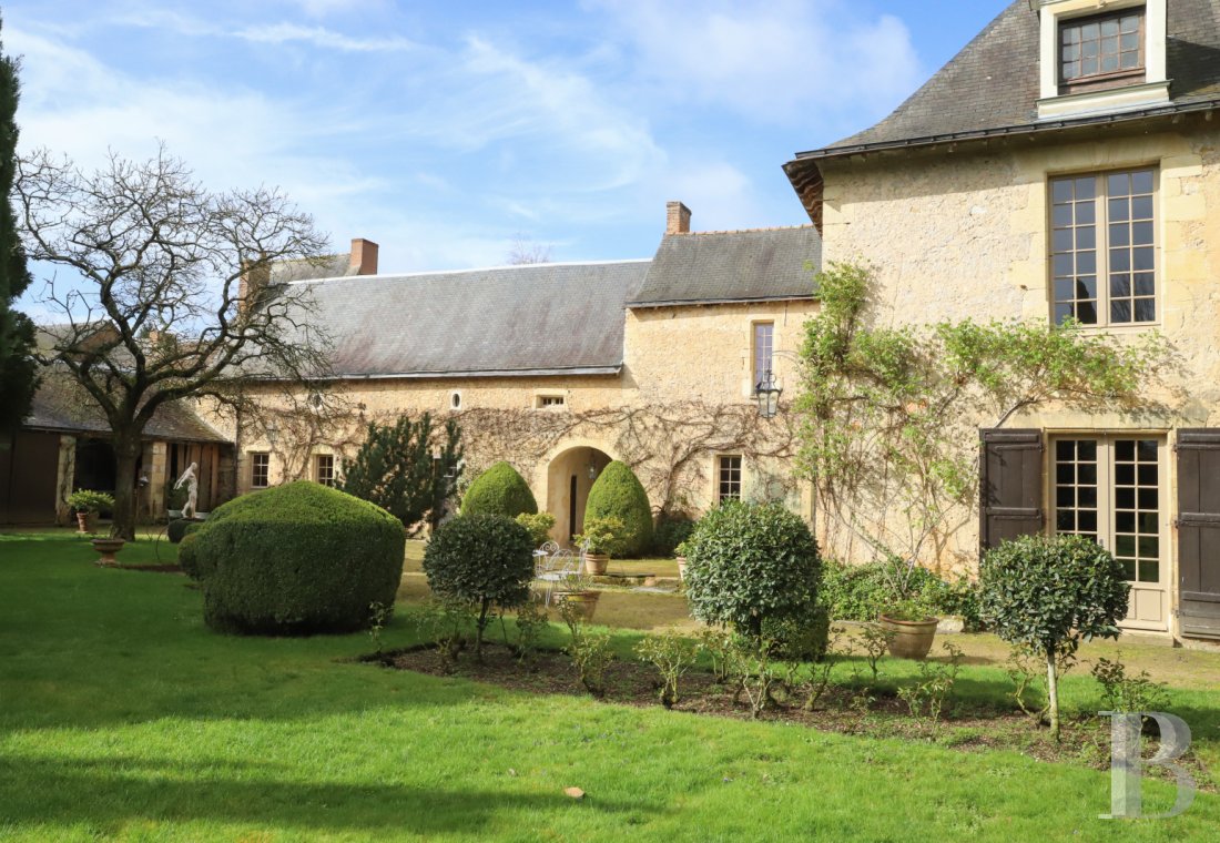 À Durtal, en Haut-Anjou, un ancien prieuré du 11e siècle et son jardin clos de murs - photo  n°5